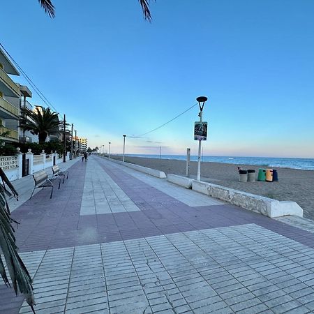 Sea Views Sanatori Beach, Barcelona Калафел Екстериор снимка